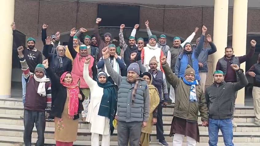 Bharatiya Kisan Union Shankar officials protested against land consolidation at the Collectorate yesterday.