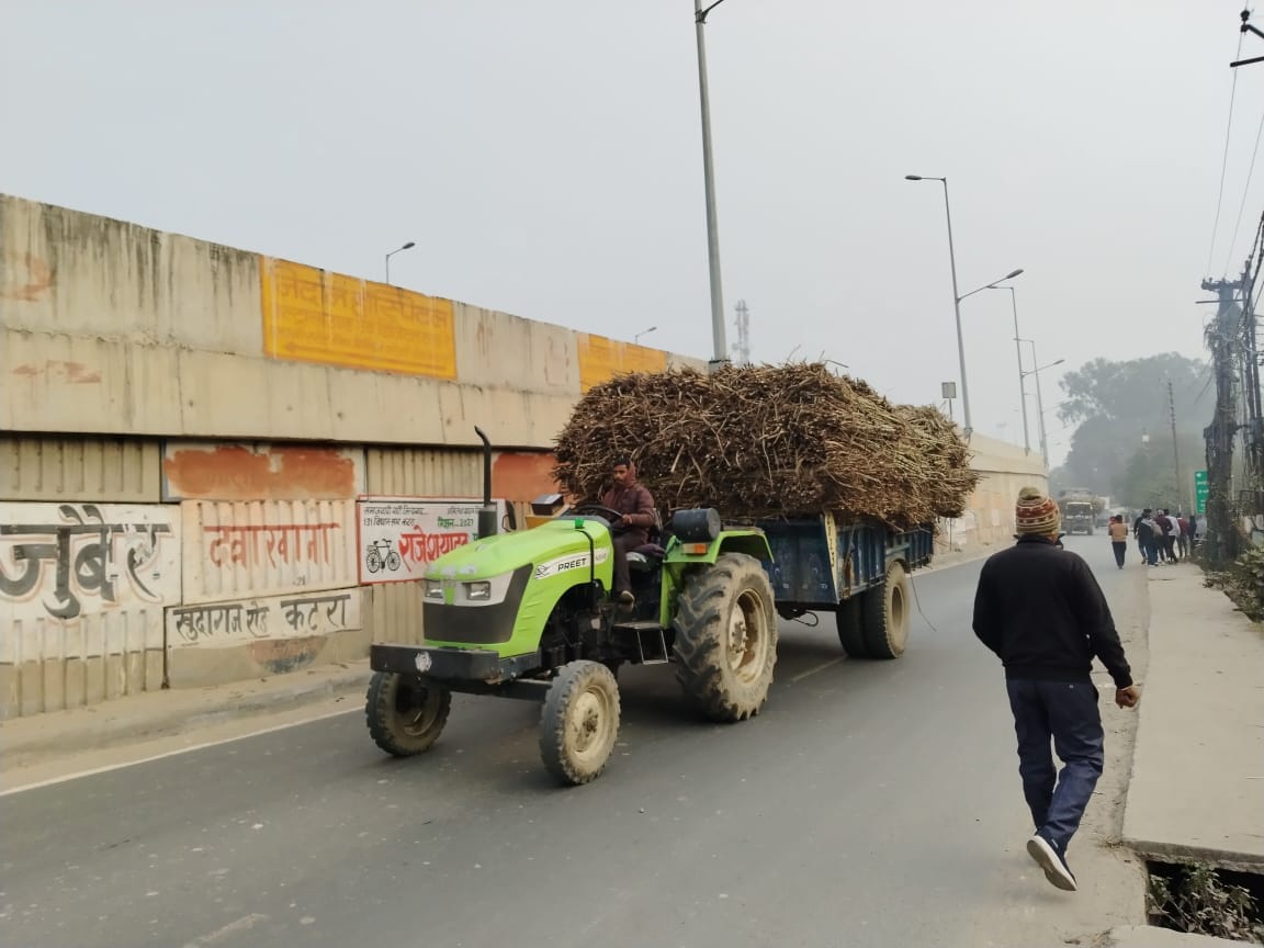 Tractor-trolleys are running without reflectors.