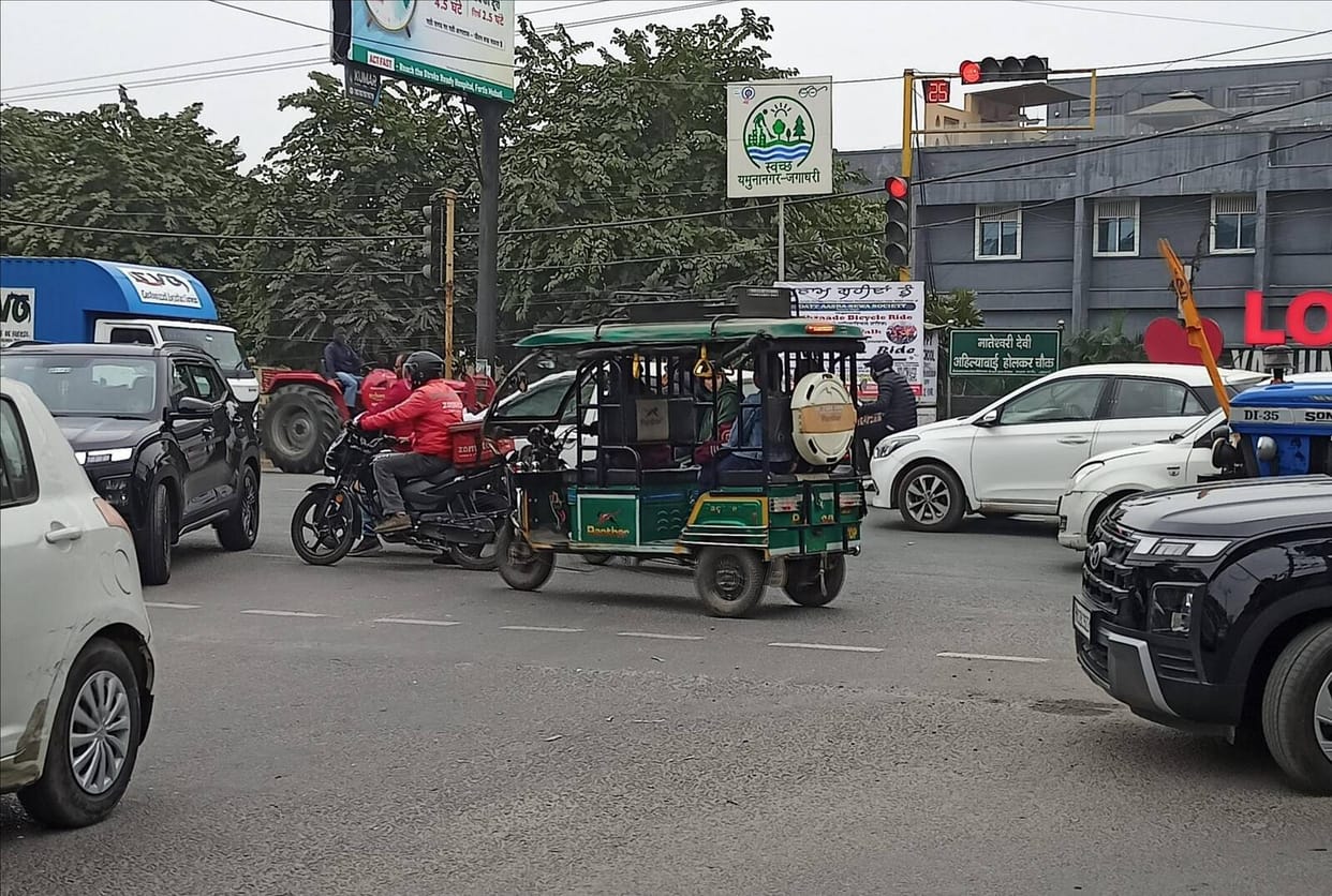 People are facing problems due to the arbitrary behavior of e-rickshaw drivers