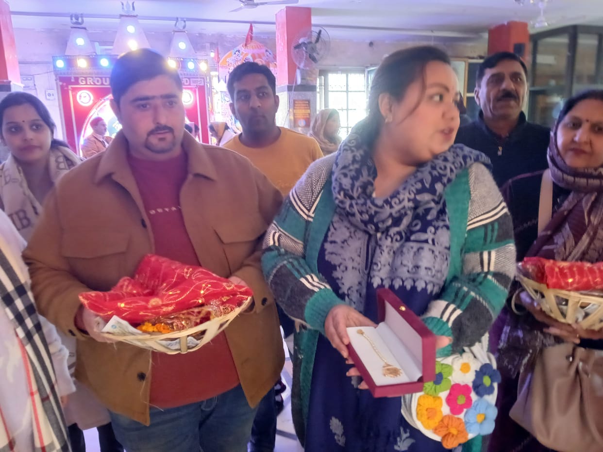 A gold maang tikka was offered to Maa Chintapurni.