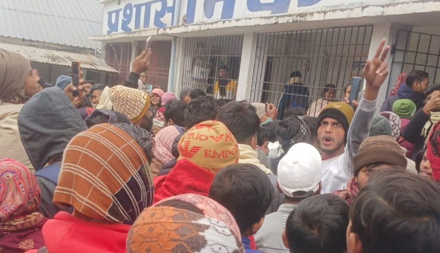 Muzaffarpur Bihar news : student protest againts collage staff to demand money on exam today