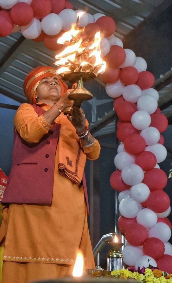 On Paush Purnima, the ghats were illuminated with the Gomati Maha Aarti.