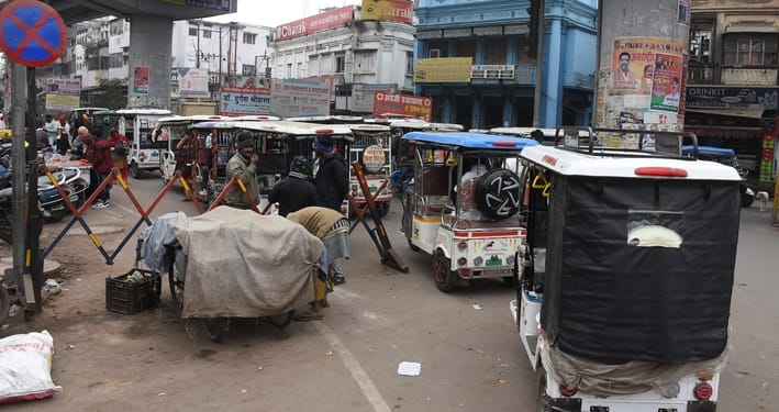 Three police officers were placed under suspension for traffic jams; e-rickshaws will no longer ply in Hazratganj