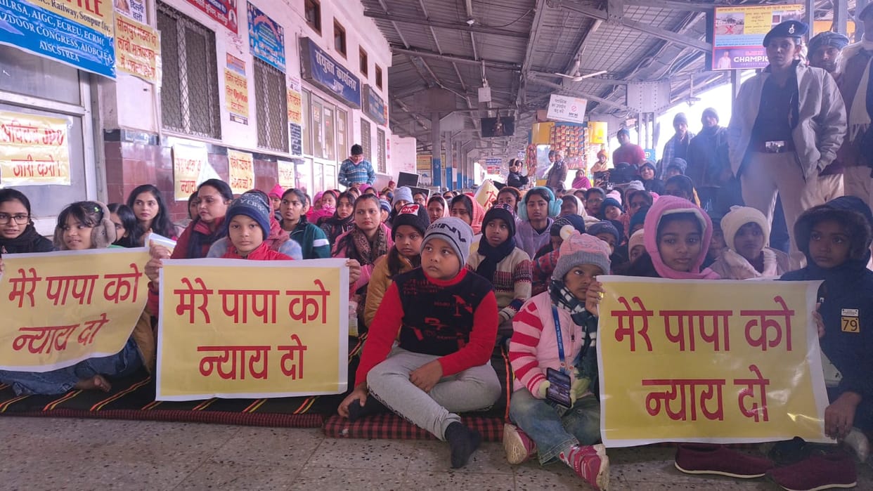 Muzaffarpur Bihar news : running staff loco pailot protest today with their family on transfer