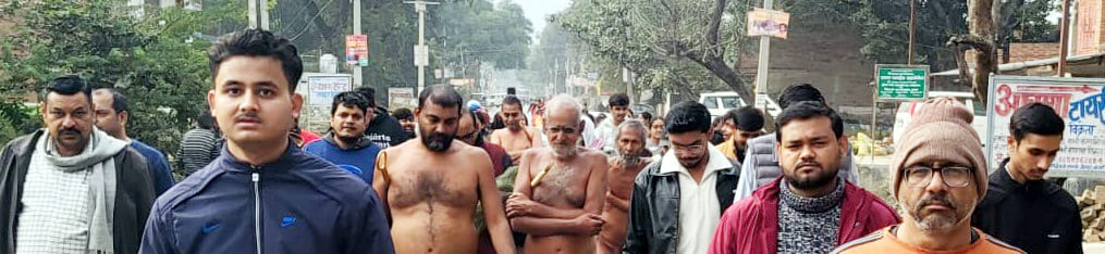 The Jain monk, who was on his way to Sammed Shikhar, was welcomed by devotees with drums, trumpets, and a 108-foot-long flag.