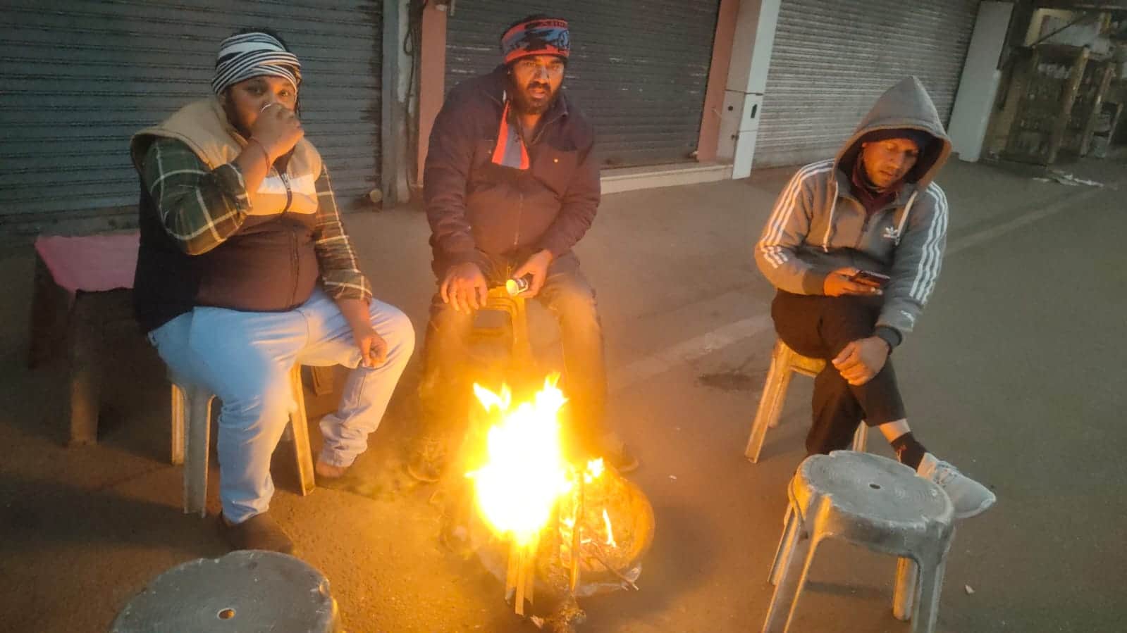 बर्फ और कोहरे की चादर में लिपटा माउंटआबू