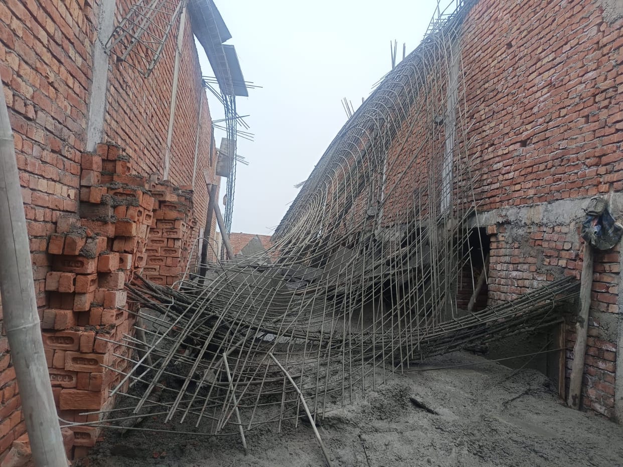 The lintel of an under-construction hotel collapsed, injuring two workers buried under the debris.