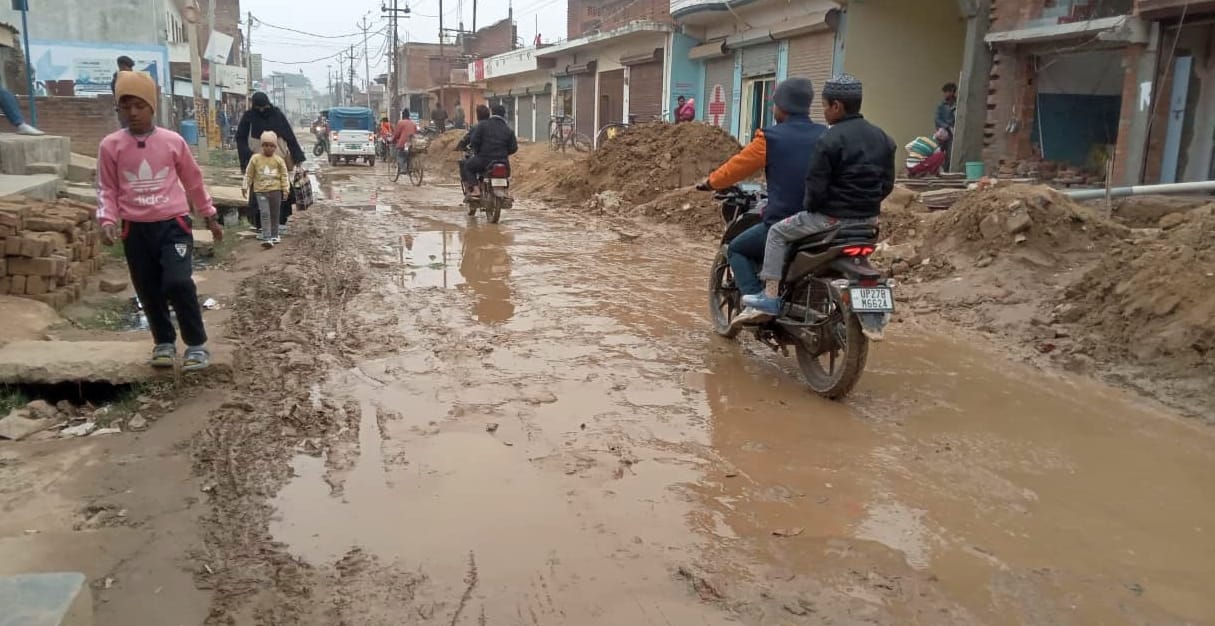 The drain has halted construction, leaving the road from Gadiyana to Shahbaznagar in a terrible condition.