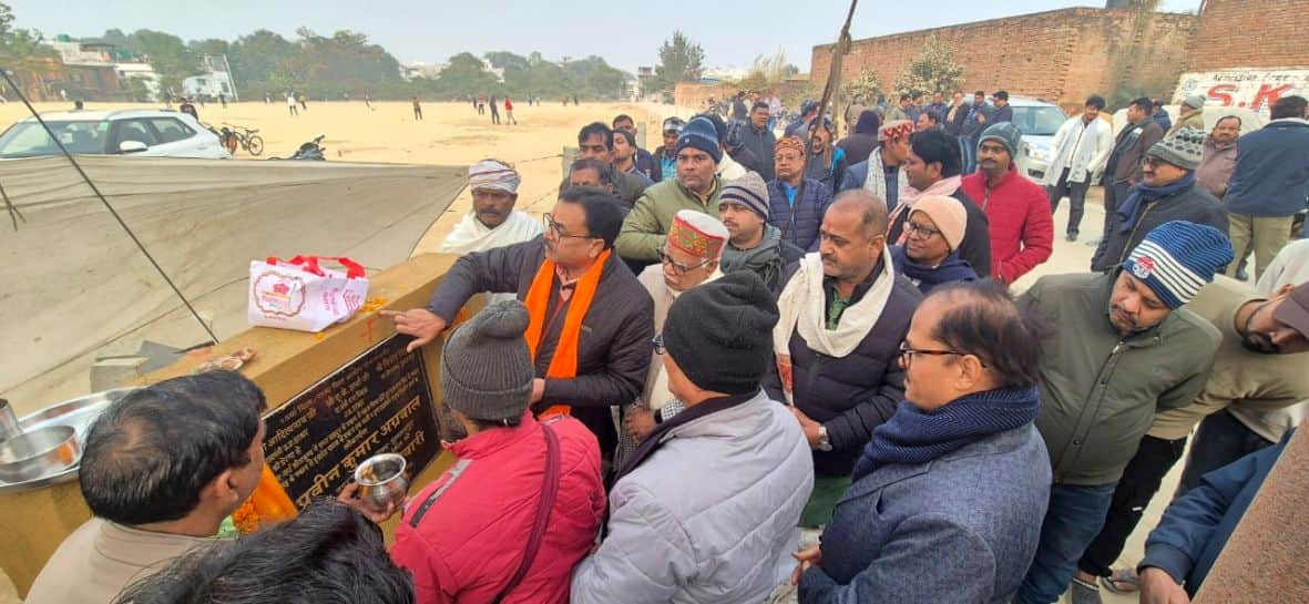  शहर के एमजीएस फील्ड के निकट सड़क का लोकार्पण करते नगर पालिकाध्यक्ष प्रवीन अग्रवाल व मौजूद लोग।