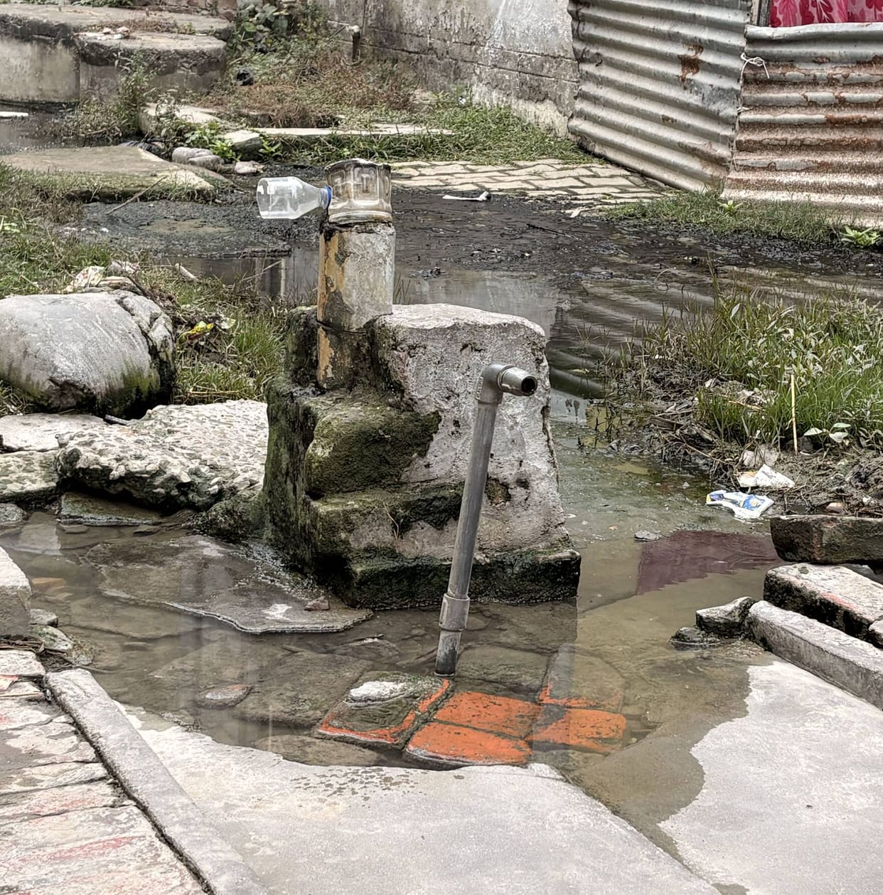 Siddharthnagar News: Negligence: Pipelines running through dirty drains, water purity left to God