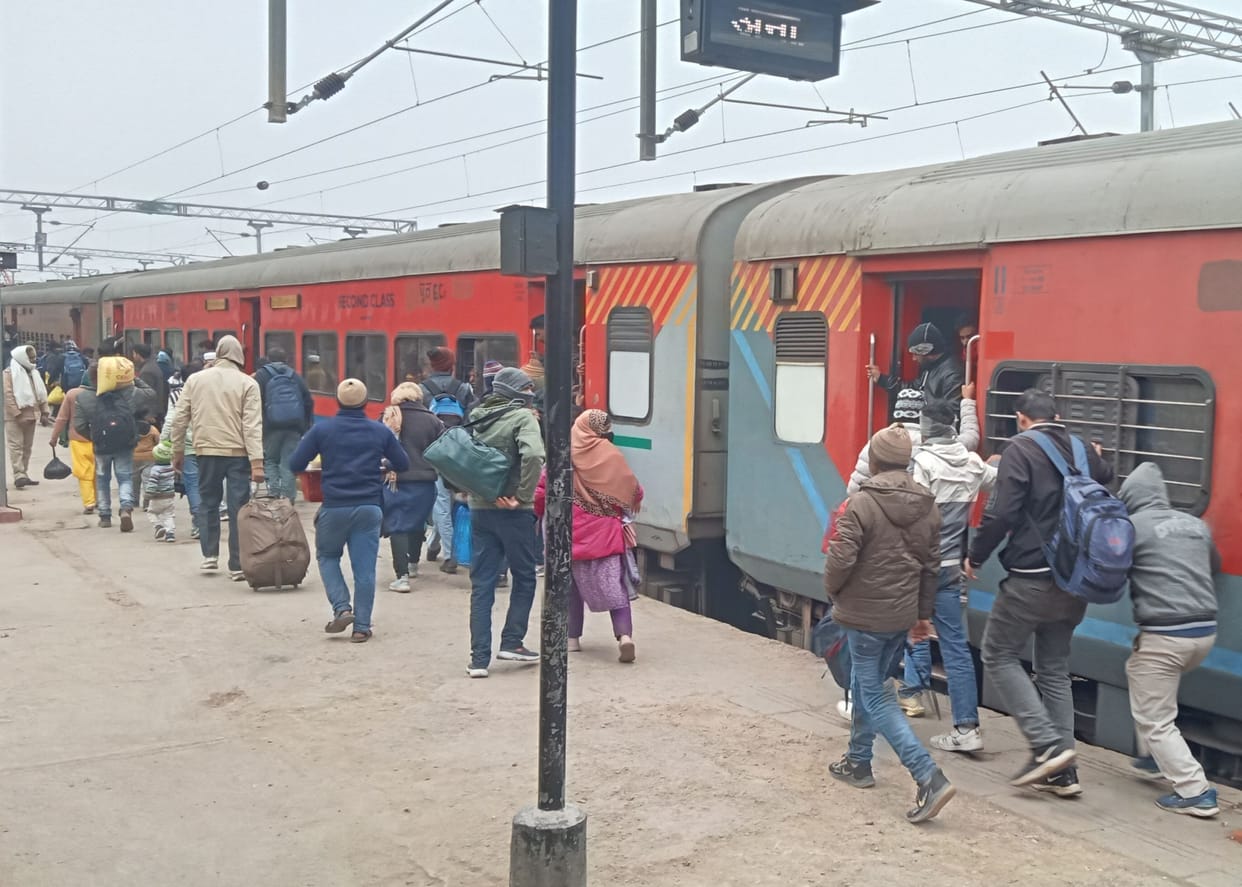 Crowd in trains going to Prayagraj
