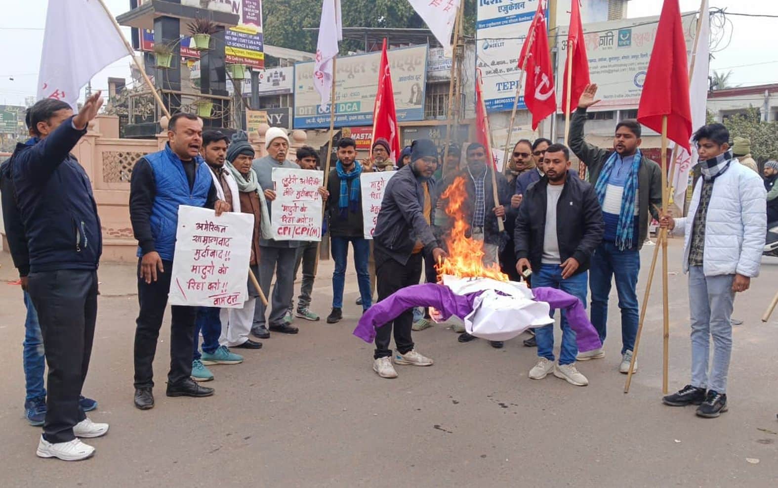 शहर में बस स्टेशन स्थित आजाद पार्क के पास रविवार दोपहर बाद अमेरिकी राष्ट्रपति डोनाल्ट ट्रंप का