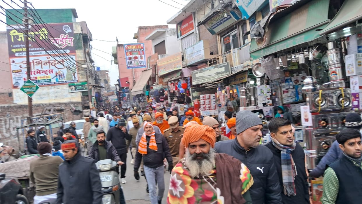 Sadhu-saint and businessman clashed at the shop in scrap market