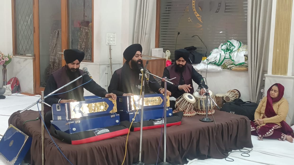 The congregation was delighted by the Guru's narrations at the Kirtan gathering.