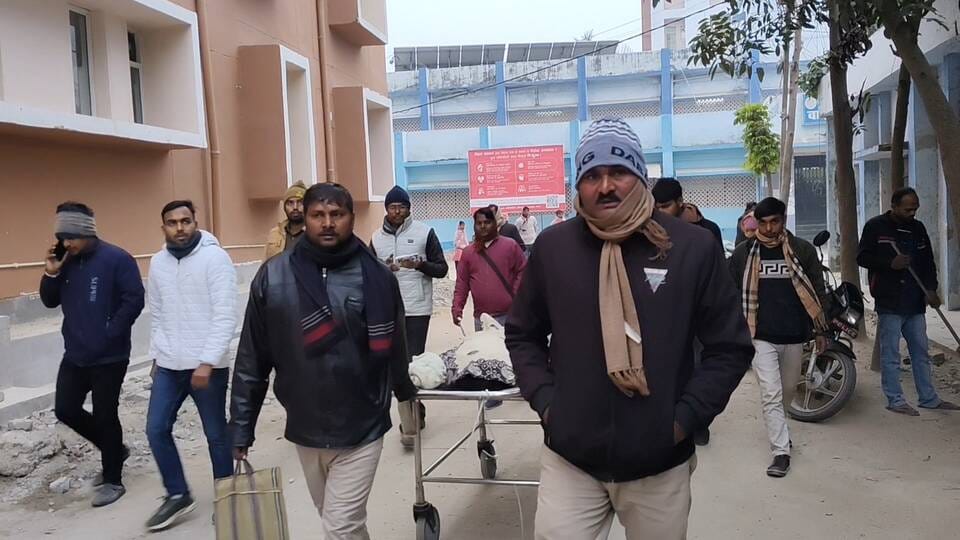 शव को पोस्टमार्टम के लिए ले जाती पुलिस