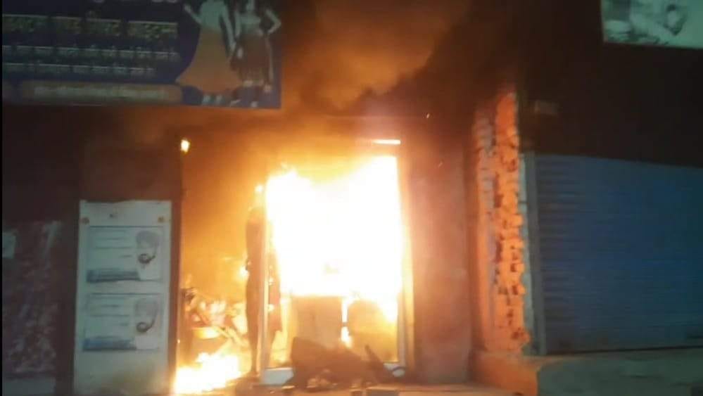 Shop caught fire, goods burnt to ashes