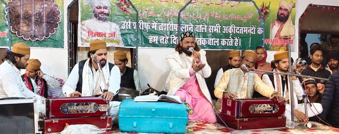 The Qawwali singer performed "Damadam Mast Qalandar"... and the people started dancing with joy.