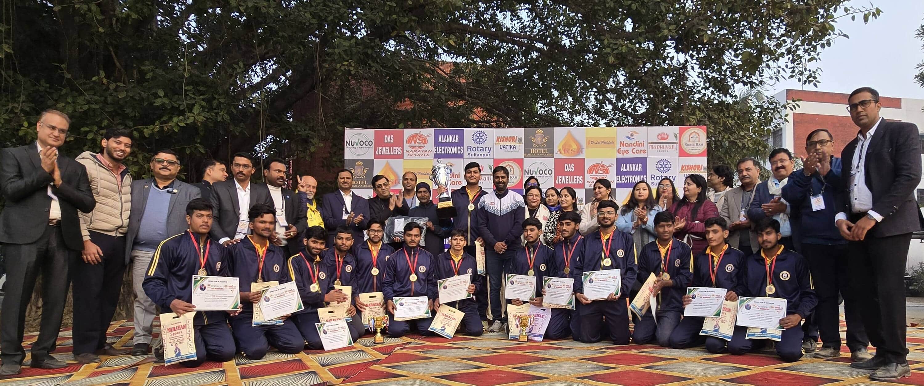 विजेता खिलाड़ियों के साथ रोटरी क्लब के पदाधिकारी। स्रोत- 