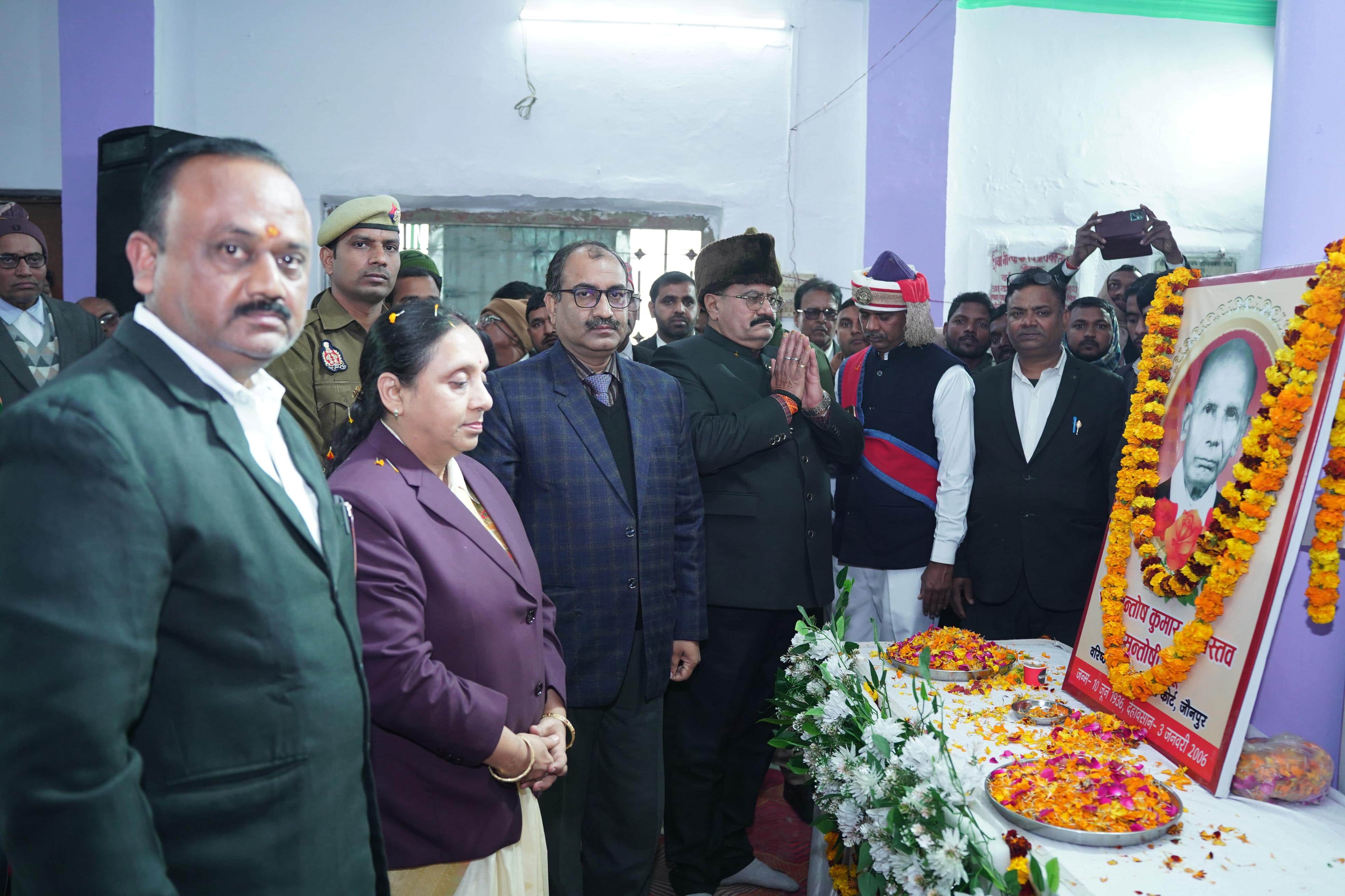 वरिष्ठ अधिवक्ता संतोष कुमार श्रीवास्तव की 20 वीं पुण्यतिथि पर श्रद्धांजलि अर्पित करतीं प्रयागरा