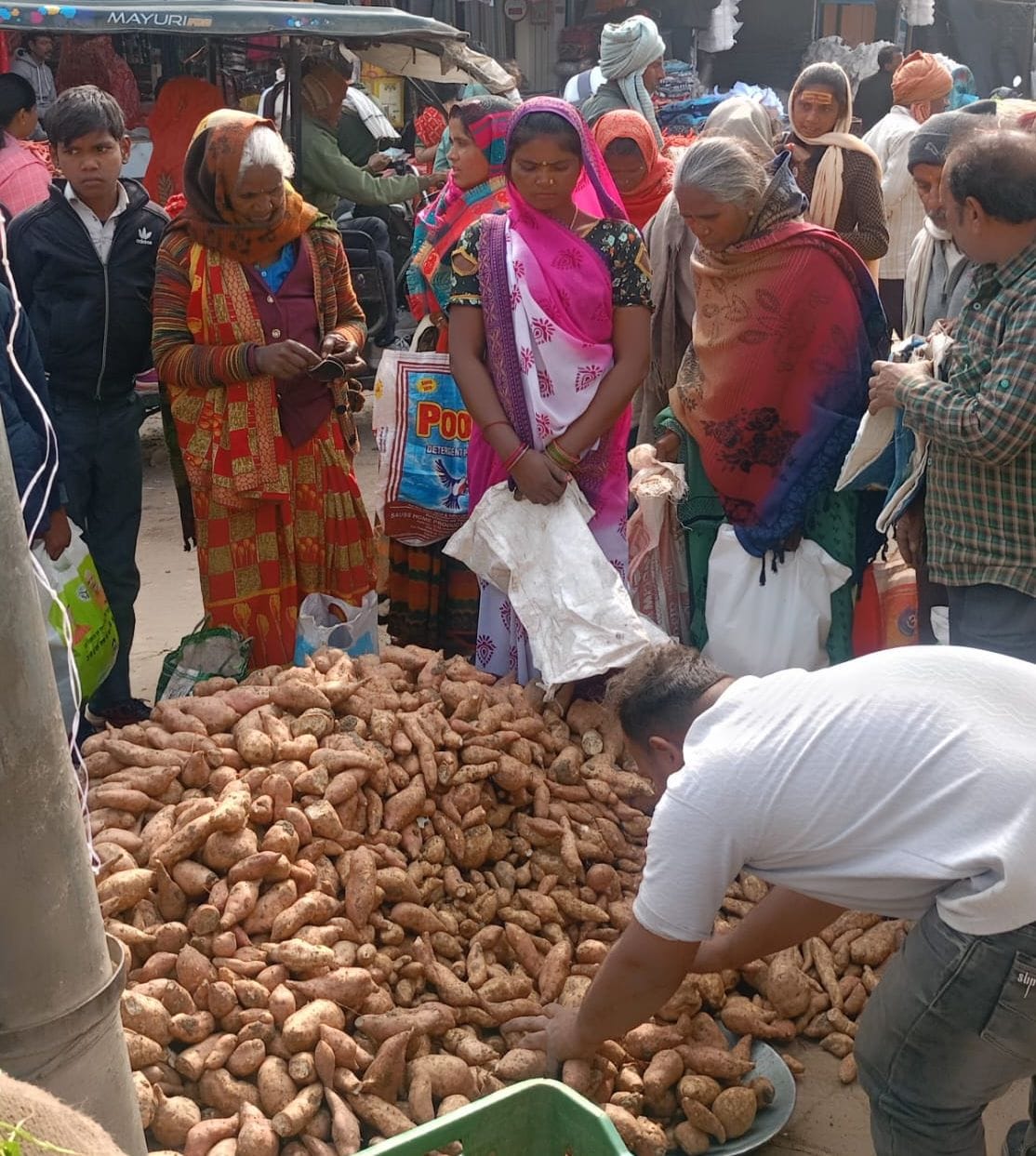 Markets were abuzz with activity on Ganesh Chaturthi, with sales of jaggery and sesame seeds increasing.