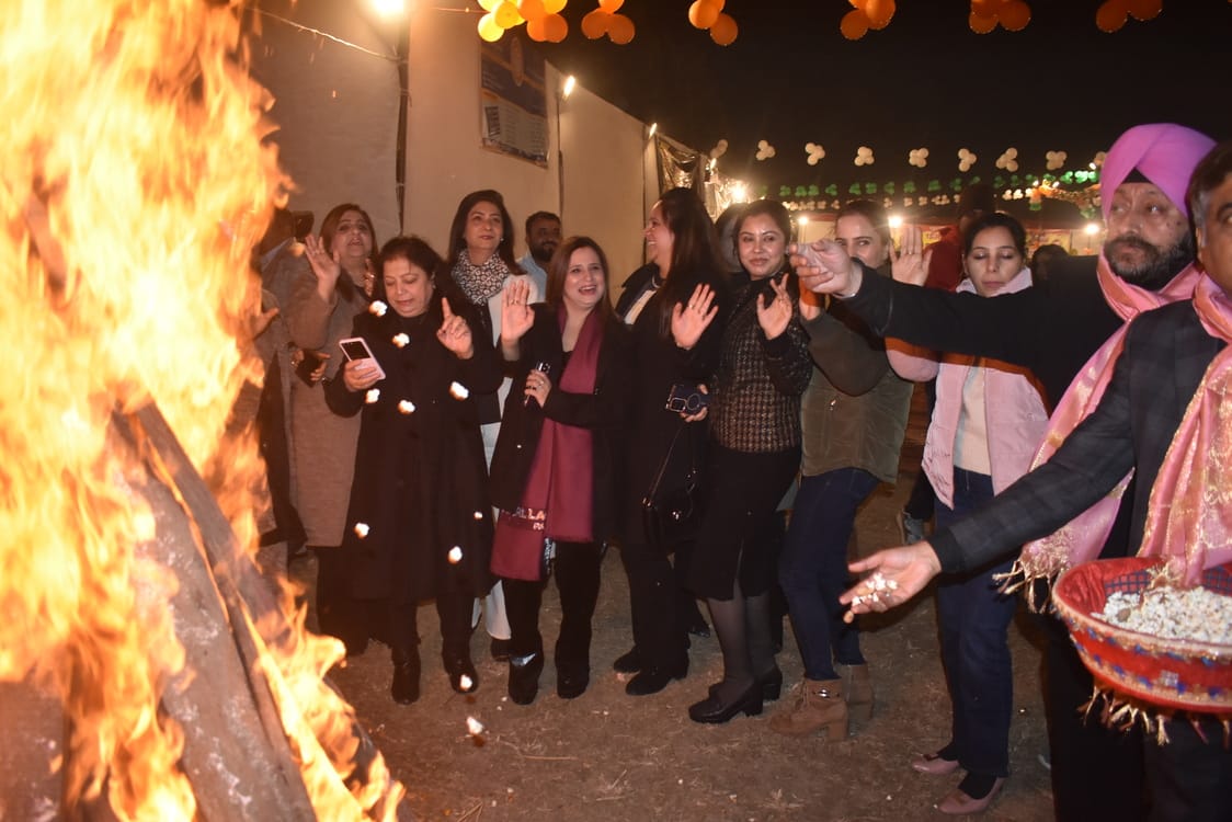Lohri festival celebrated, people danced on Damadam Mast Kalandar