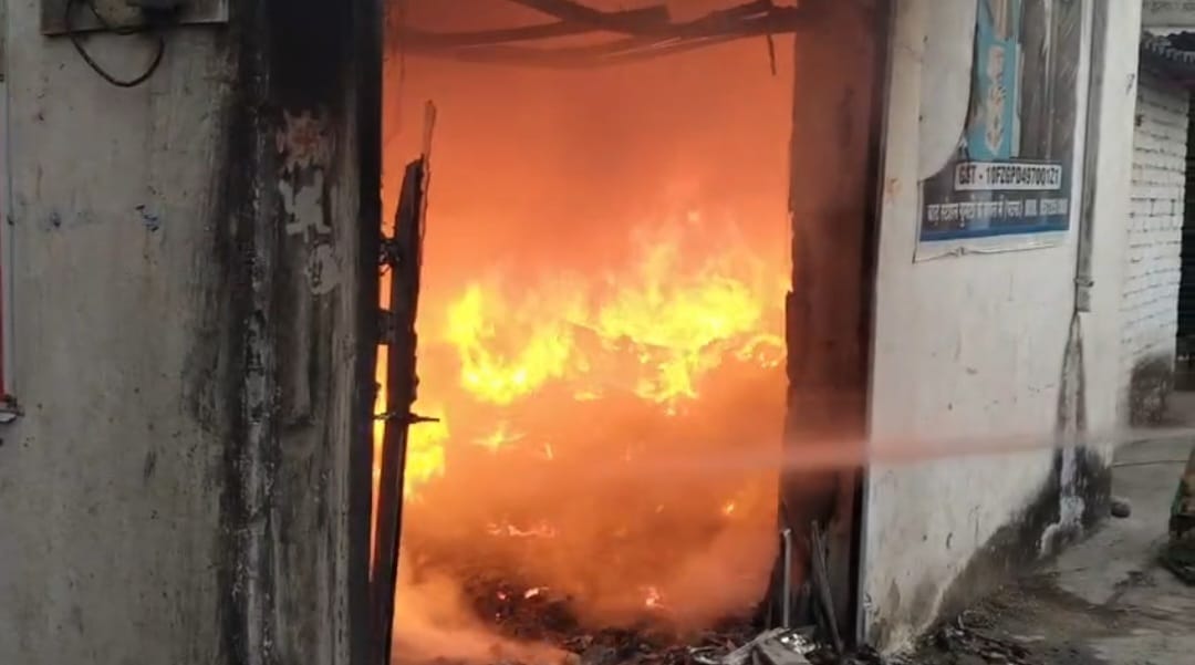 Bijnor: Huge fire broke out in jeans warehouse, businessman got electrocuted while trying to extinguish it
