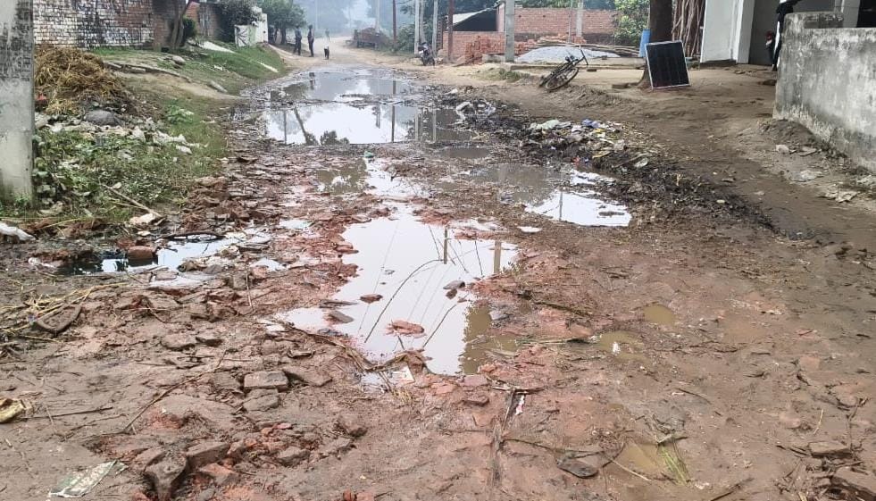 The dilapidated road of Lashkarpur became a pond, difficult to get out.