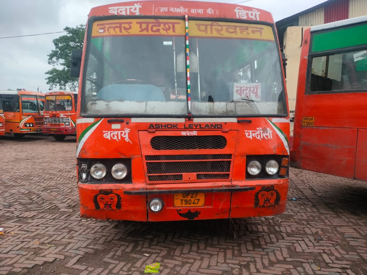Passengers are facing difficulties due to the lack of bus service to Prayagraj and Ayodhya.