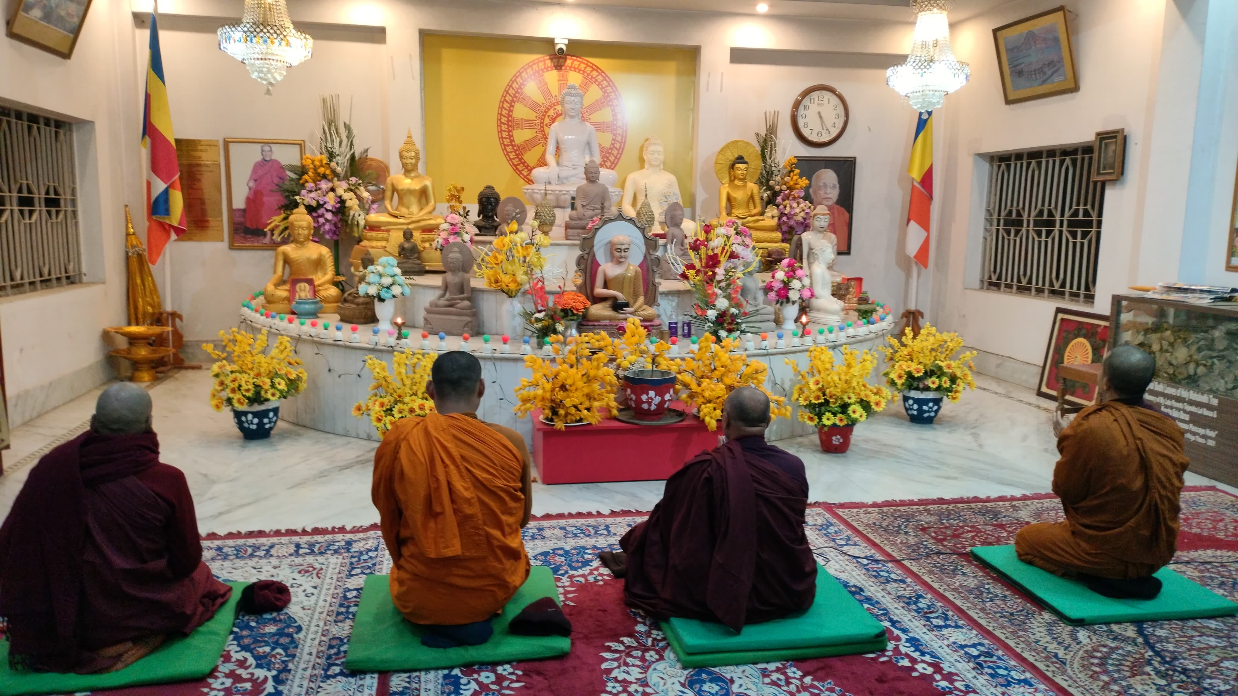 बोधगया मंदिर में पूजा अर्चना करते बौद्ध भिक्षुओं