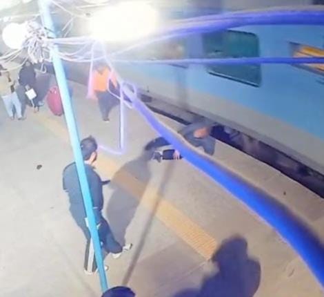 Passengers fell due to early movement of train at Chandigarh railway station