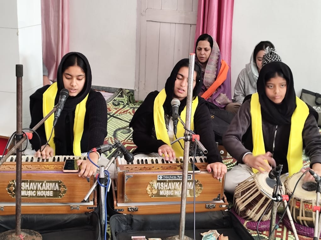Akhand Path was offered on the occasion of Prakashotsav, the group of singers delighted with kirtan.
