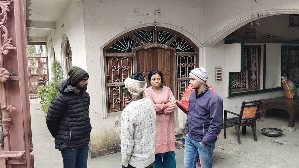 चोरी के बाद परेशान घर के सदस्य