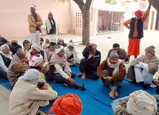 Discussion on stray cattle in the Panchayat of Mahuashala