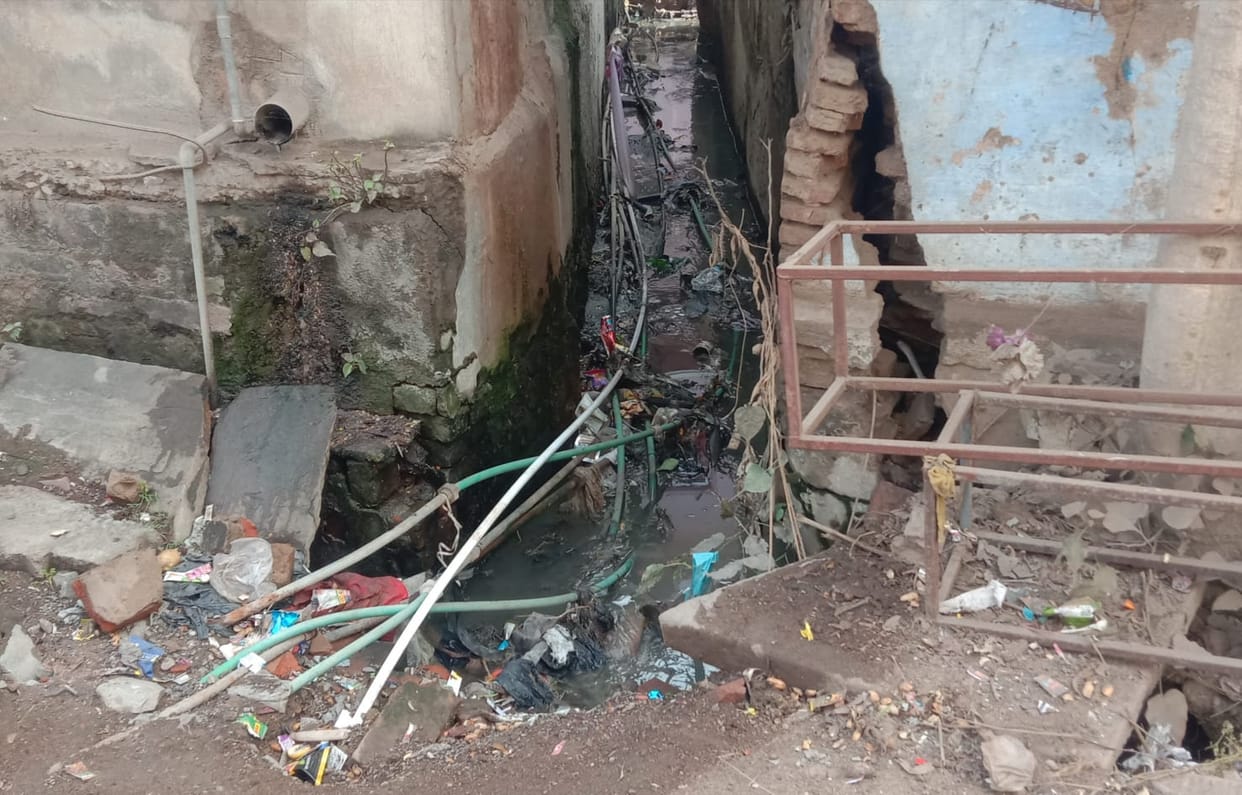 Pure drinking water supply fails in Banda, citizens upset
