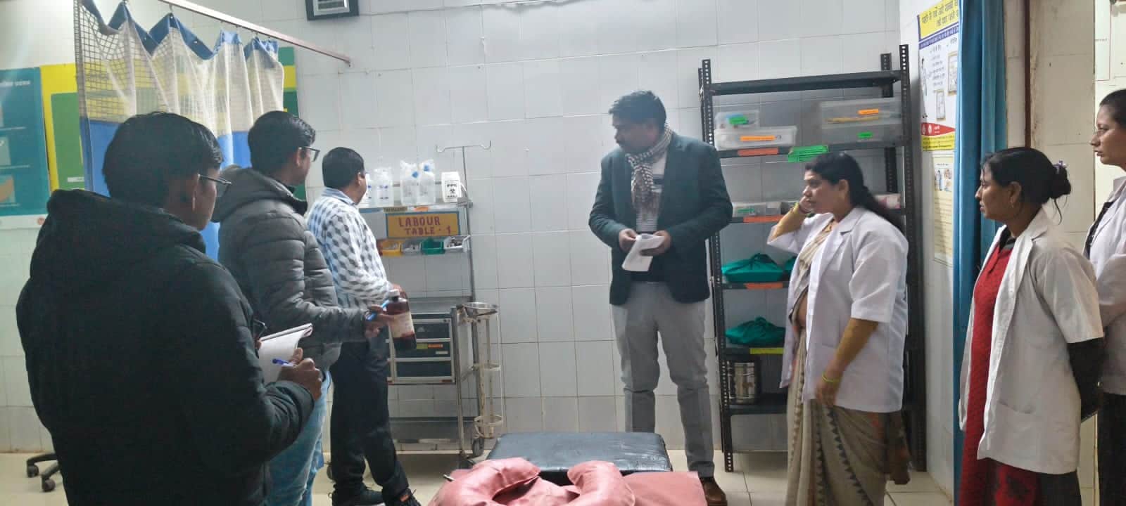 फोटो-1-रामपुरा सीएचसी का निरीक्षण करती कायाकल्प की टीम। संवाद