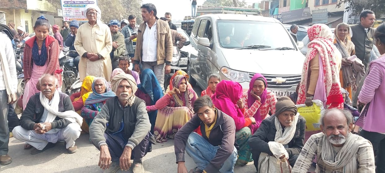 Banda-Prayagraj National Highway blocked for fertilizer