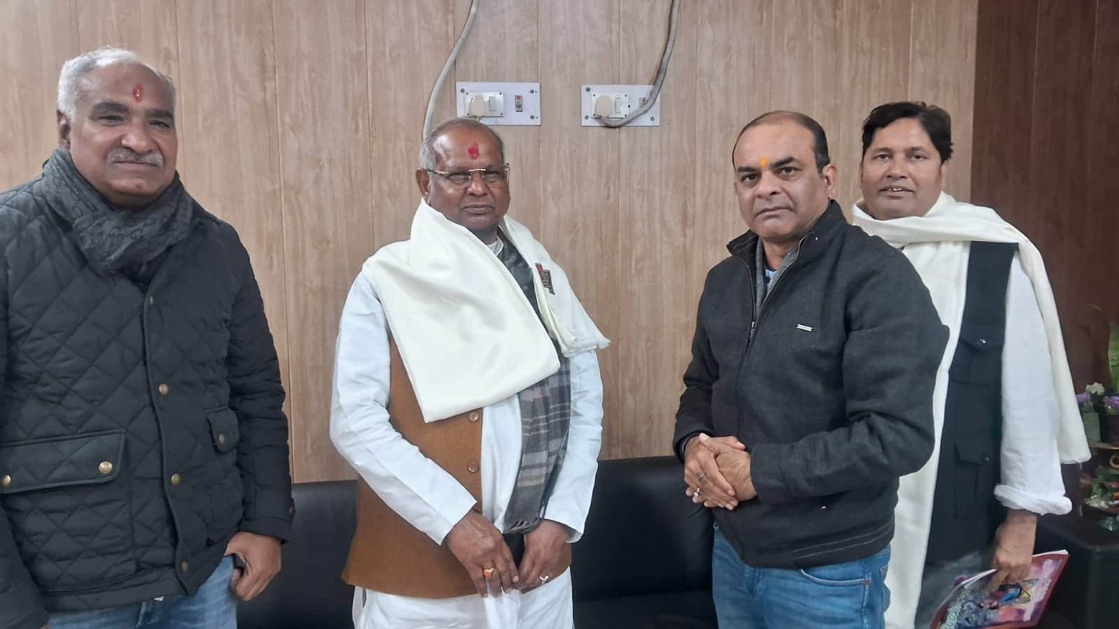 फोटो-18-झांसी मंडल के डीआरएम से मुलाकात करते सांसद नारायणदास अहिरवार। स्रोत-विभाग