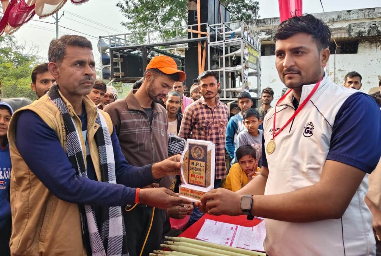 फोटो-22-बल्लेबाज राजा को मिला मैन ऑफ द मैच देते आयोजक। संवाद