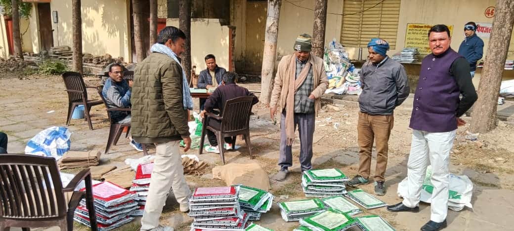 फोटो-23-जीआईसी से प्री बोर्ड परीक्षाओं के लिए प्रश्नपत्रों का वितरण करता स्टाफ। संवाद