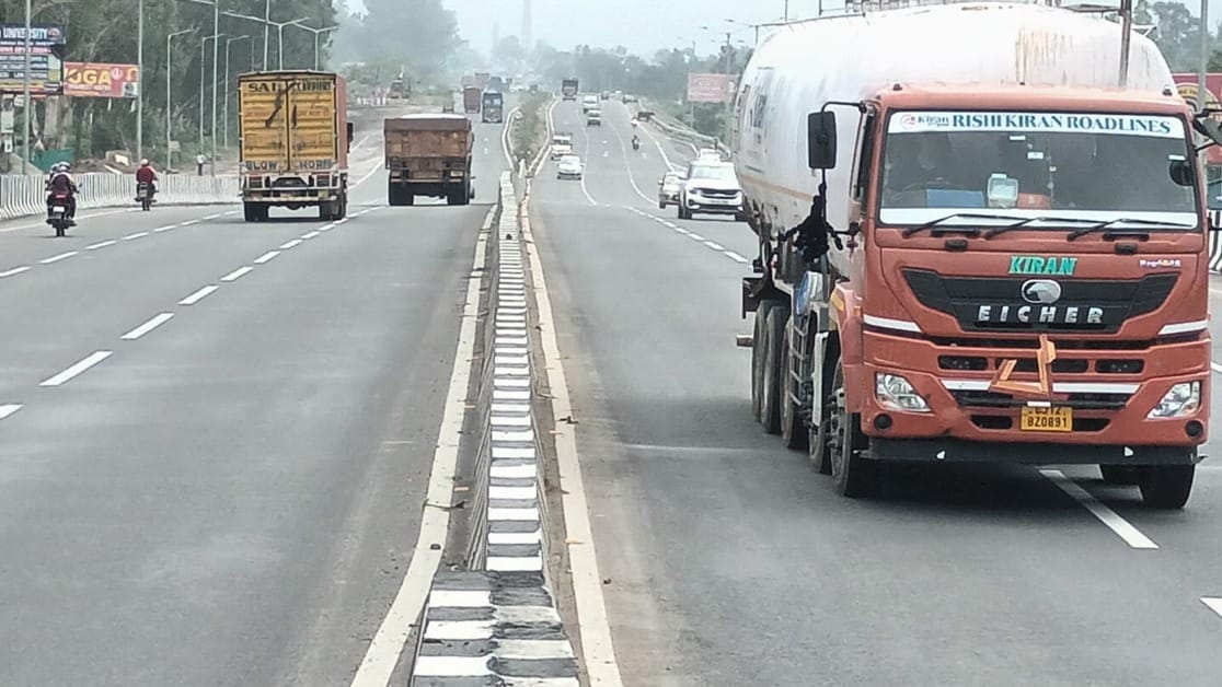 A wall costing ten crore rupees will prevent accidents on the highway.