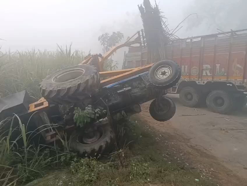 Overloaded truck carrying sugarcane overturned on Tanda road, traffic disrupted