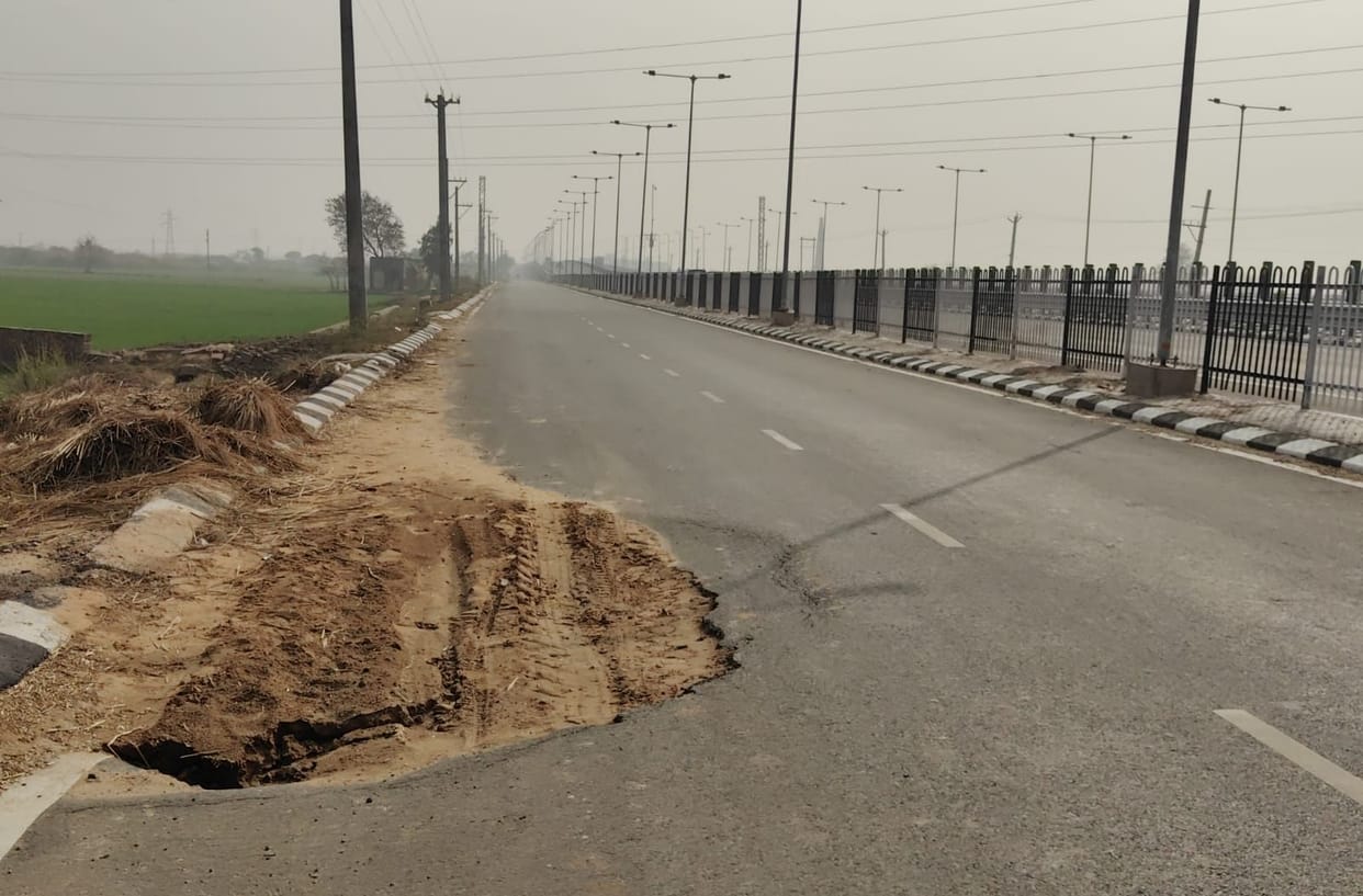 Even before completion, the service lane of the Bhiwani-Hansi four-lane started sinking, posing a danger to drivers in the fog.