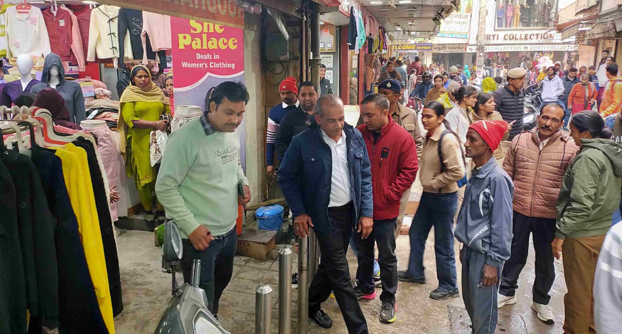 Encroachments were removed from the verandas in Rajguru Market; if it happens again, the goods will be confiscated.