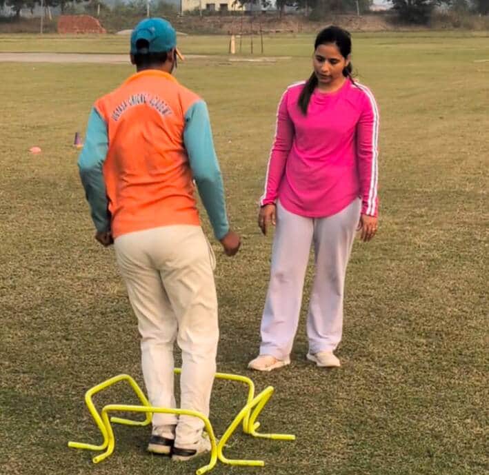 हैदरगढ़ में प्रशिक्षण देतीं डार्क रूम सहायक- नेहा सिंह।