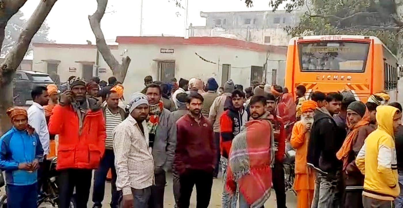 कछला पुलिस चौकी परिसर में जुटे प्रसाद विक्रेता। स्रोत: वीडियो ग्रैव