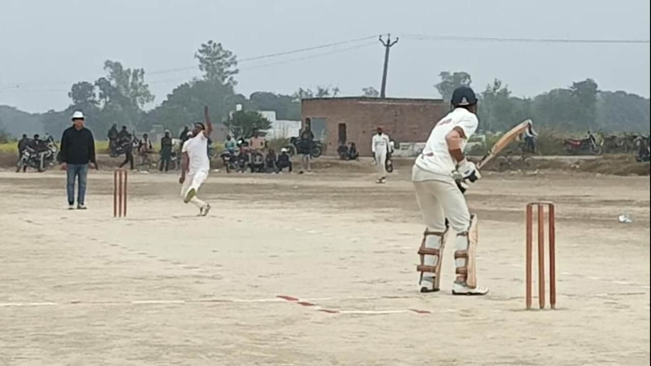 क्रिकेट खेलते खिलाड़ी। संवाद