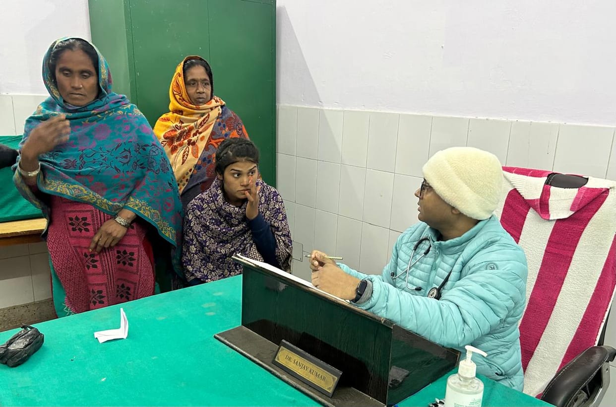 Health fair: A large number of patients with cold, cough, and fever arrived.