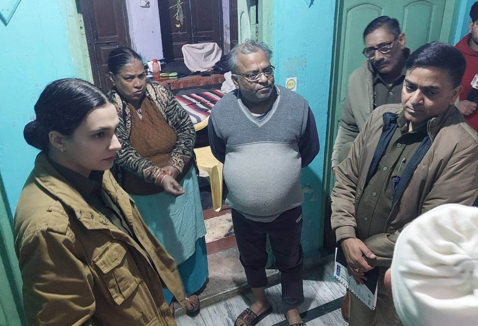 किरायेदारों से पूछताछ करती एएसपी आशना चौधरी व एसपी सिटी राजीव कुमार। 
