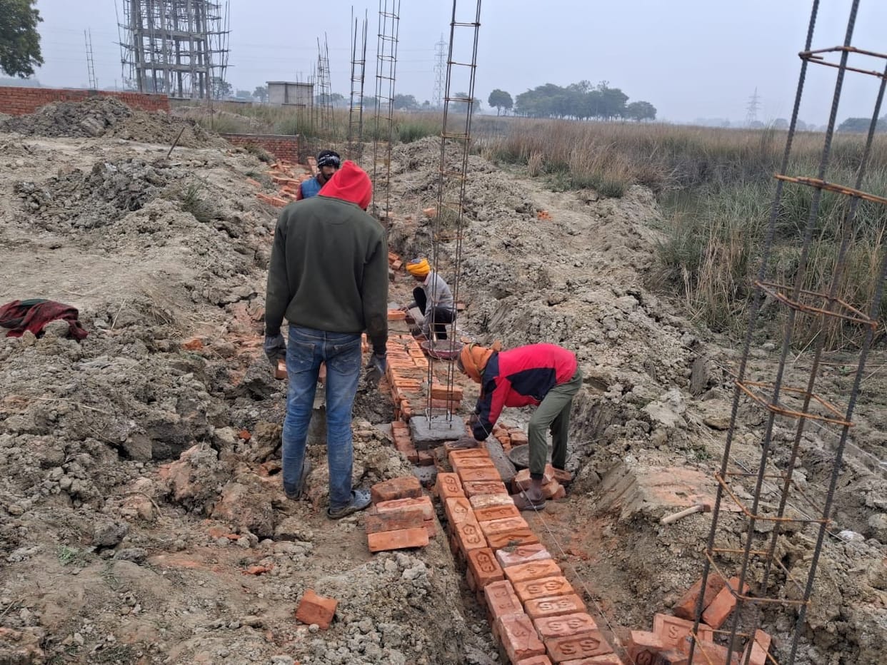 Construction is being done with bad bricks and gravel instead of ballast.