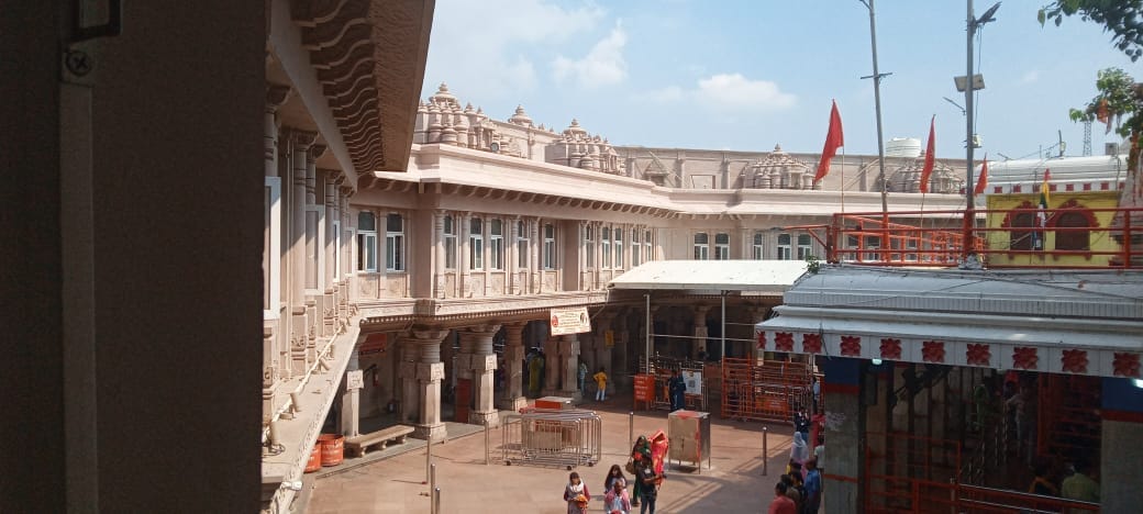 Touching of feet is prohibited on Tuesdays, Sundays and special bathing dates at the Maa Vindhyavasini temple.